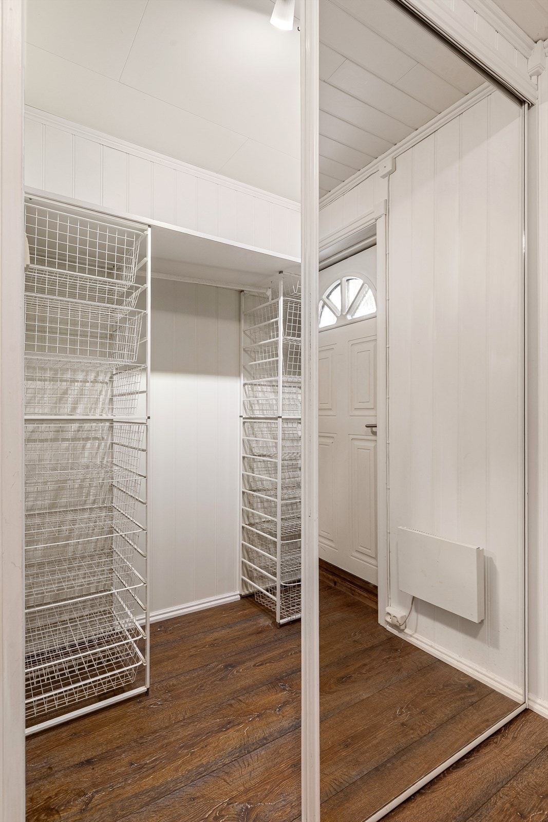 Godt med oppbevaringsplass i romslig skyvedørsgarderobe med speil Galleribilde