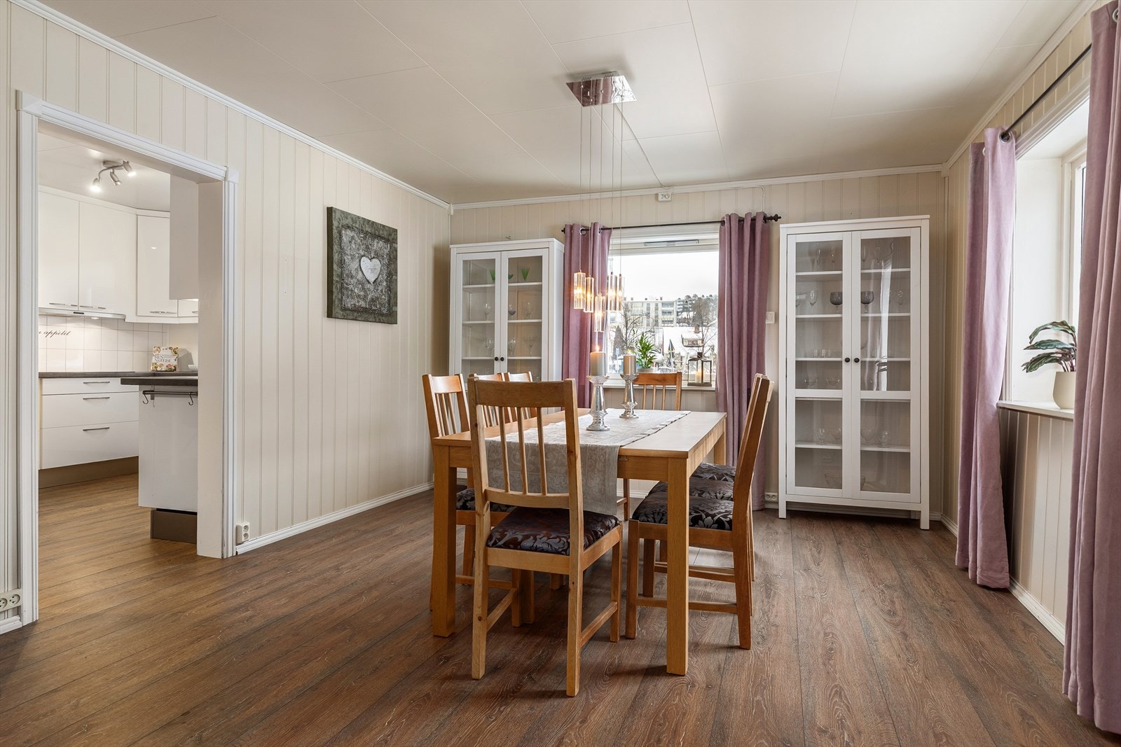 Hyggelig spisestue i tilknytning til kjøkkenet Galleribilde