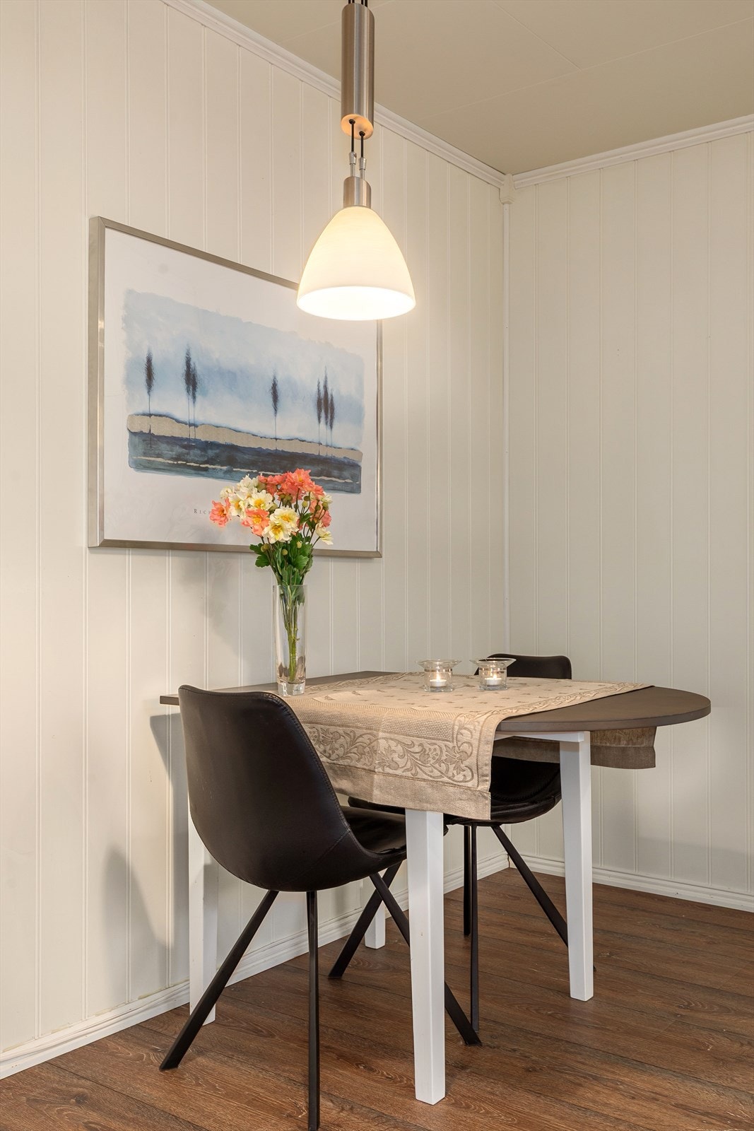 Plass for hyggelig frokostbord på kjøkkenet Galleribilde