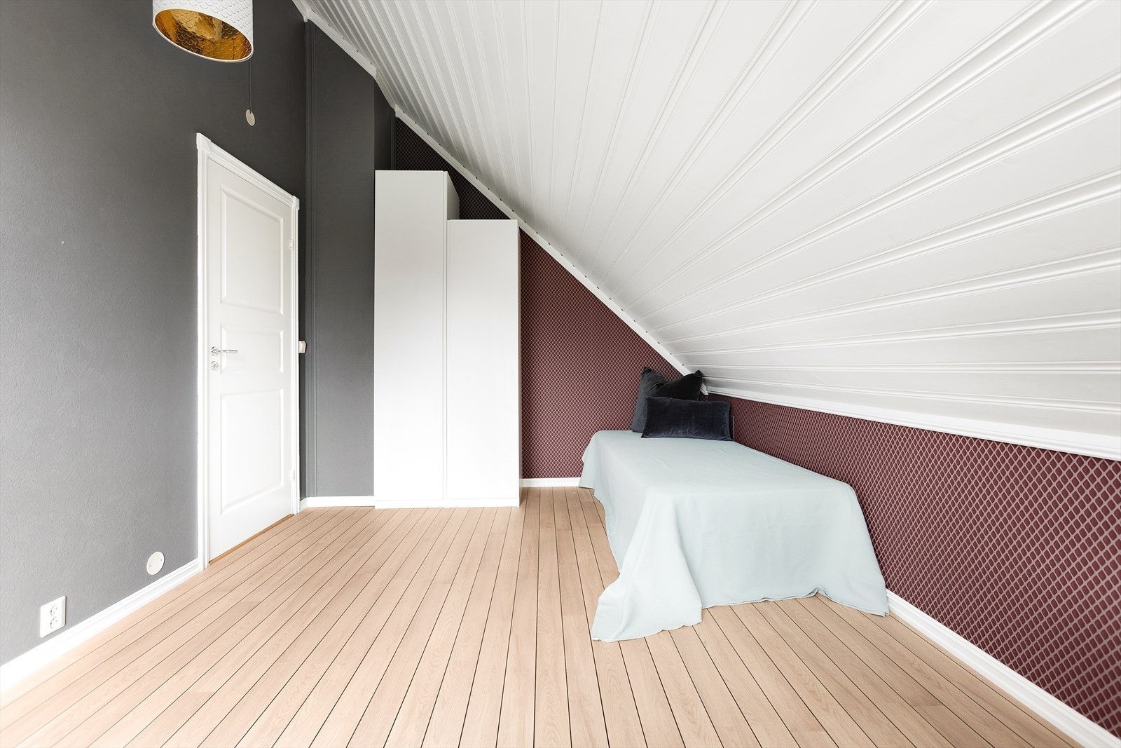 Soverom tre har god størrelse og kan innredes etter ønske. Passer fint som barnerom eller gjesterom. Galleribilde