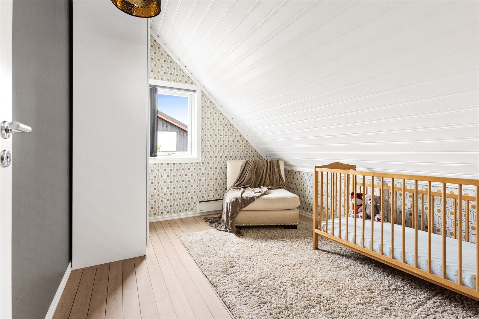 Soverom to passer perfekt som barnerom. Her er det plass til både garderobe, seng og annet ønskelig møblement. Galleribilde