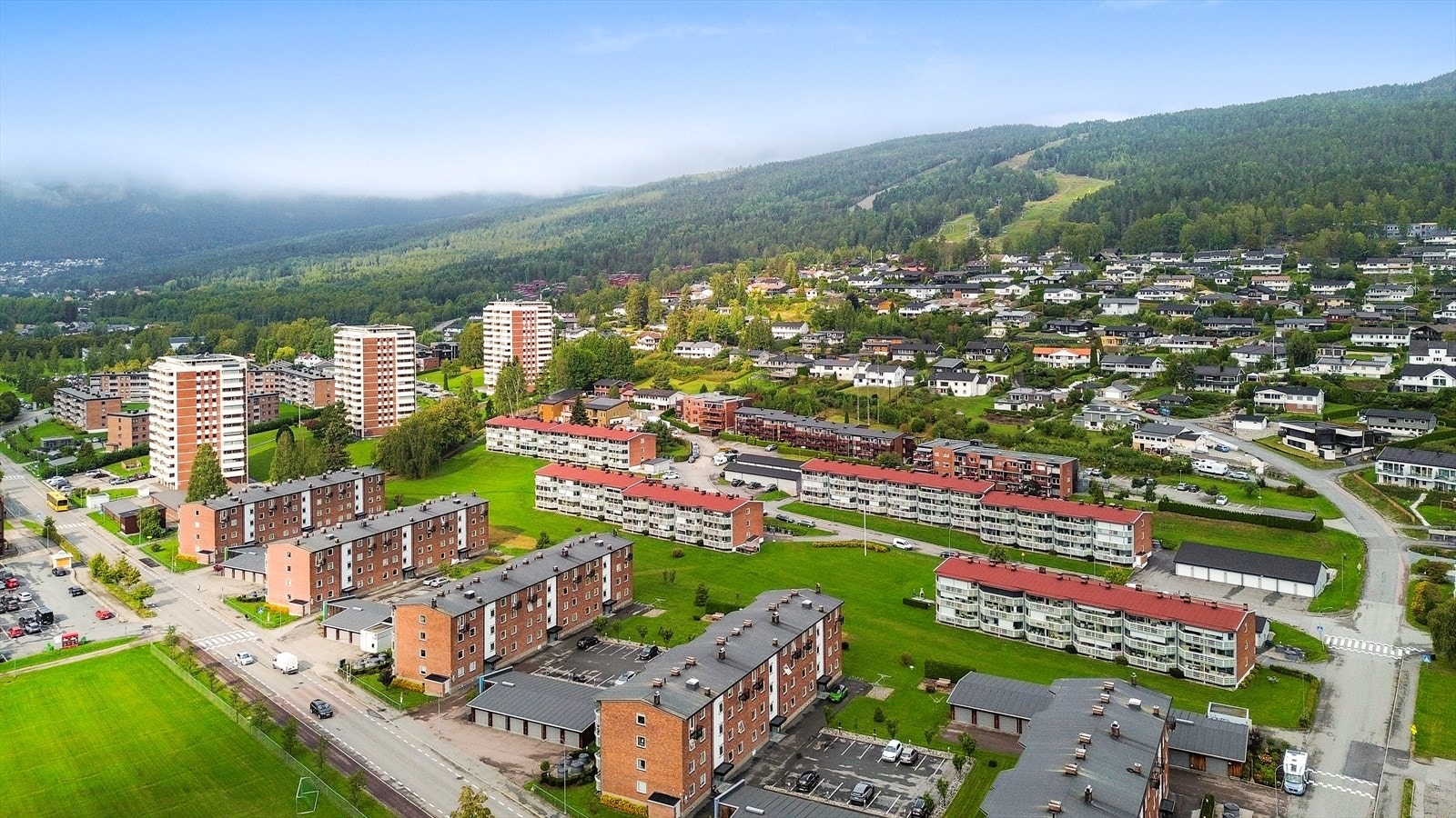 Området byr på et bredt spekter av fasiliteter og tilbud som passer for både barnefamilier og andre beboere. Kun en kort kjøretur unna ligger Drammen sentrum, som tilbyr et rikt utvalg av spisesteder, matbutikker, klesbutikker og øvrige servicetilbud. Galleribilde