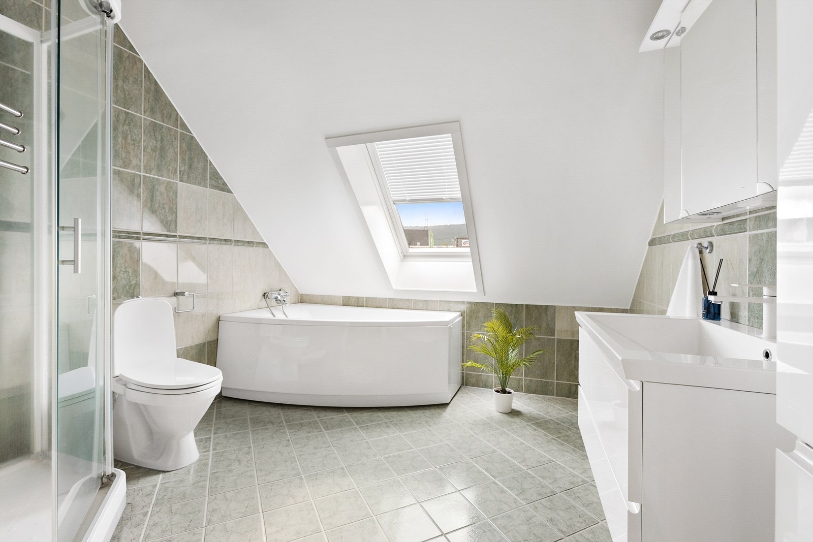 Badet er bygget av tidligere eier, årstall ukjent. Vegger med fliser og malt innvendig tak. Gulvet er flislagt med elektriske varmekabler for ekstra komfort. Galleribilde