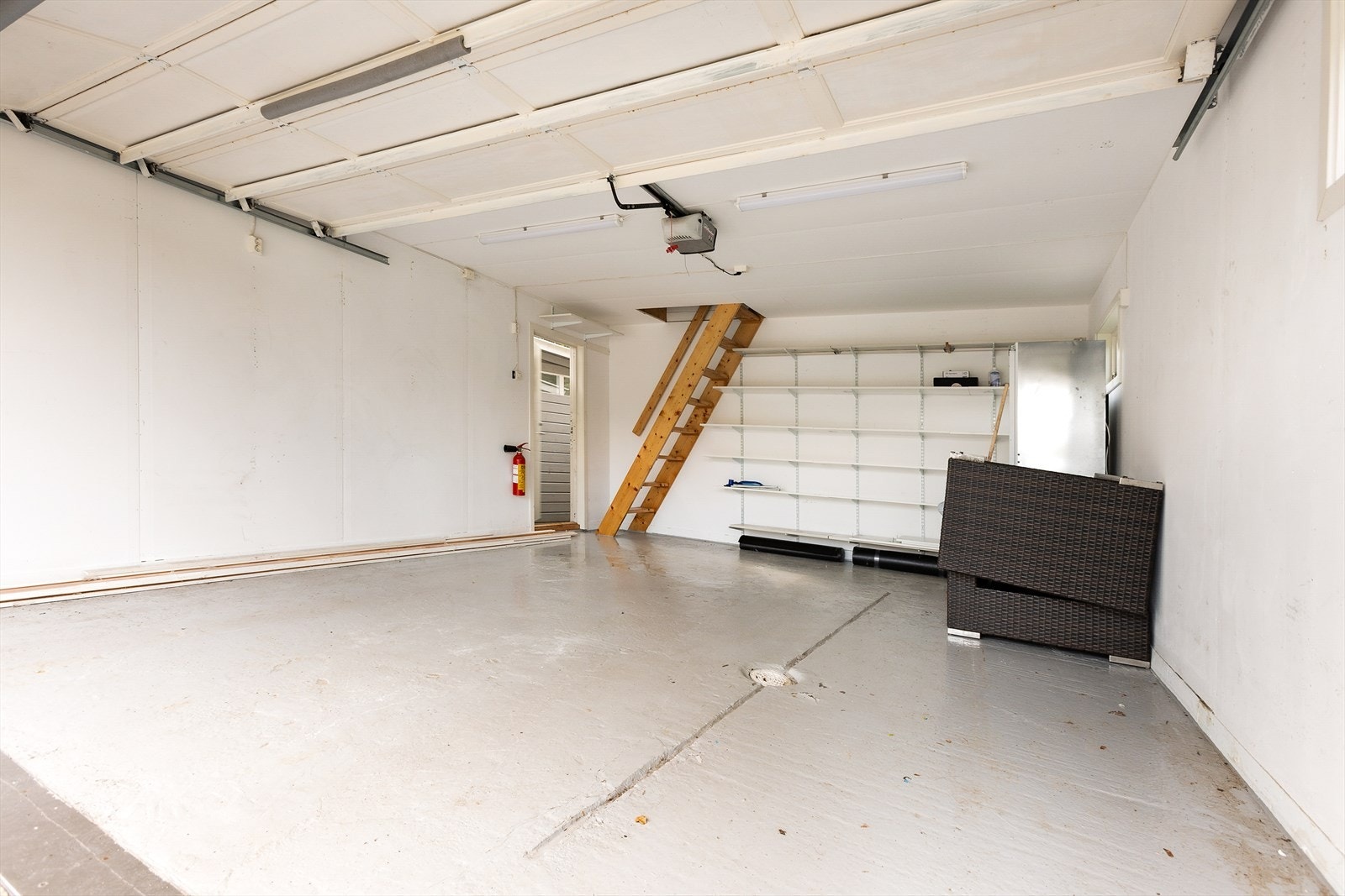 Det er god plass til én bil i egen garasje, som er utstyrt med elbillader. I tillegg er det mulighet for parkering på egen tomt. Galleribilde