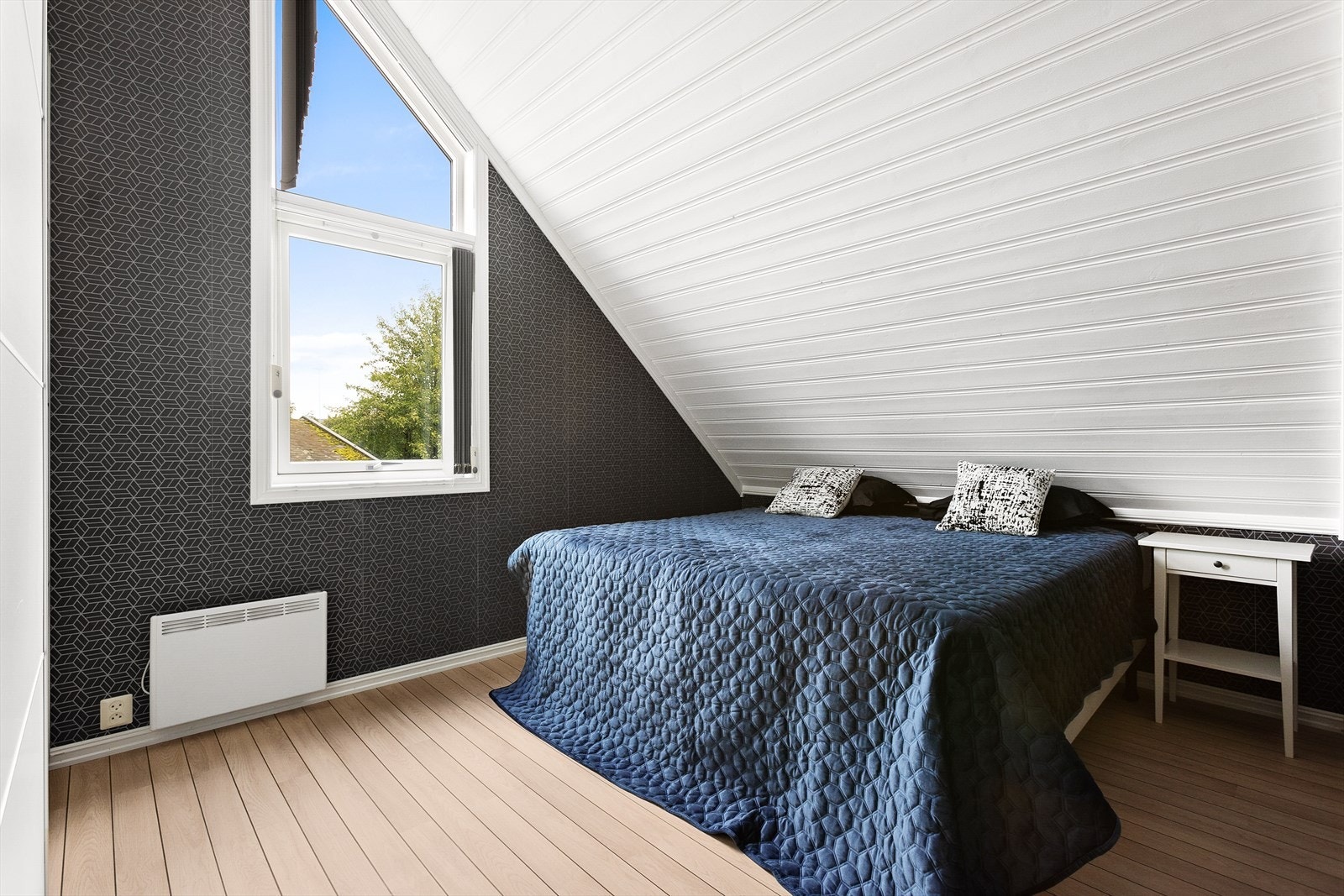 Hovedsoverommet har plass til dobbeltseng, nattbord, garderobeløsning etc. Galleribilde