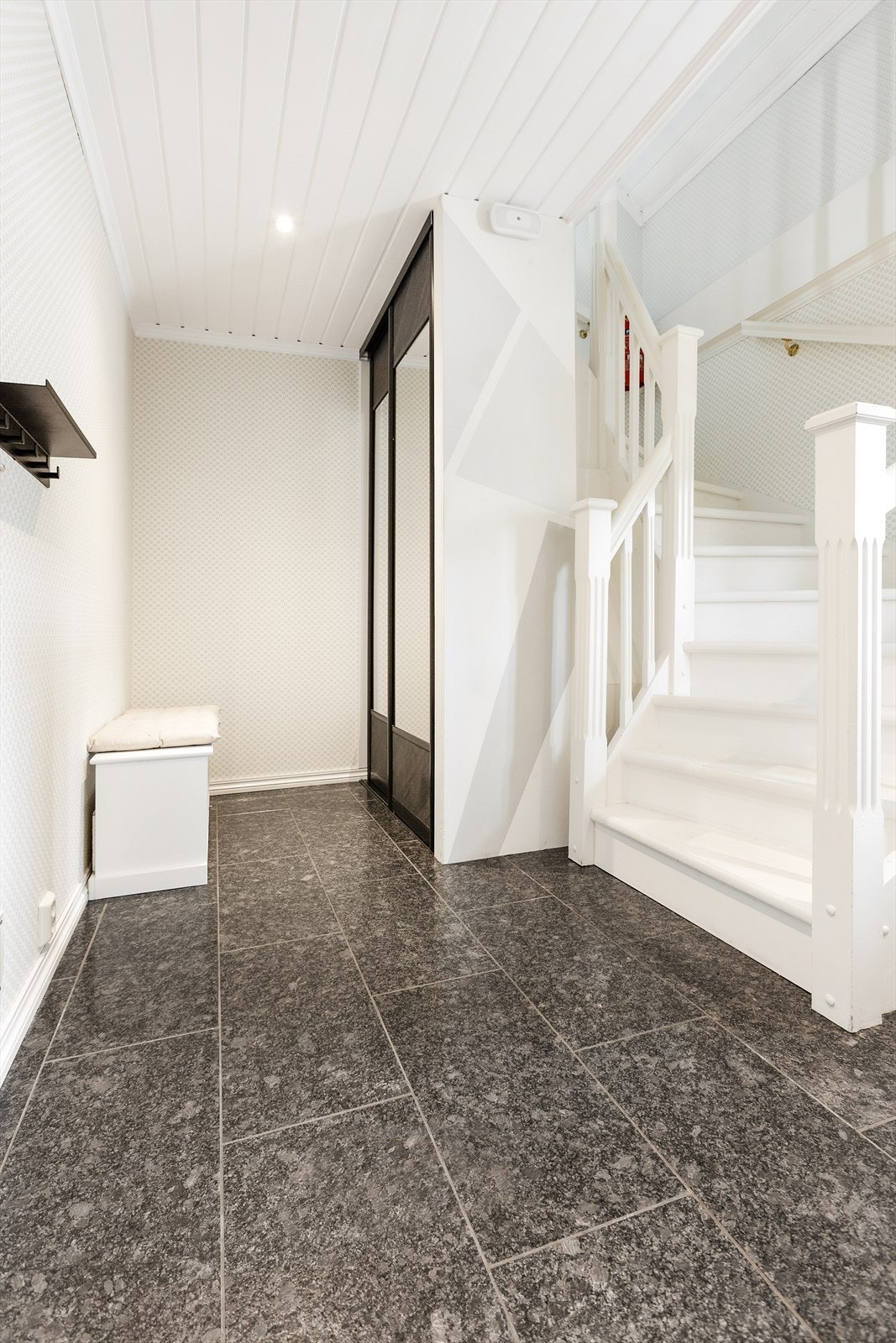 Fra entrèen er det trapp opp til boligens overetasje. Galleribilde