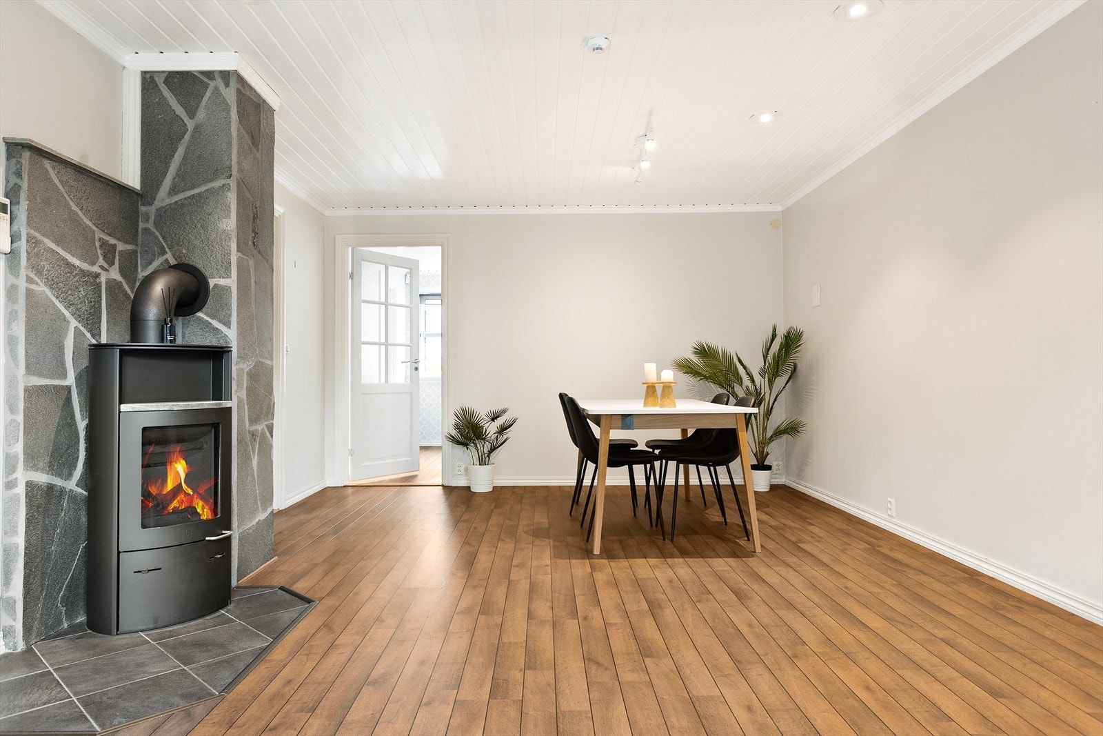 Lys og romslig spisestue med god plass til både hverdagsmåltider og selskap. Galleribilde