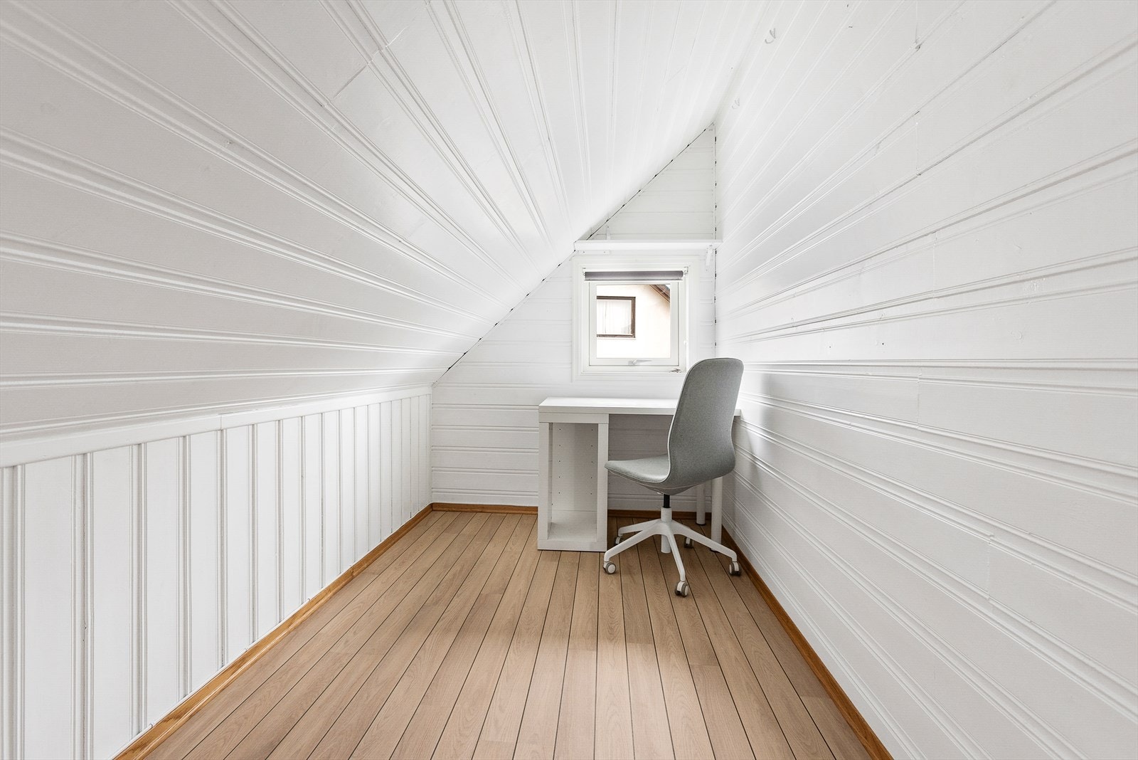 Praktisk innvendig bod med god lagringsplass. Perfekt for oppbevaring av ekstra utstyr, renholdsmidler eller andre eiendeler. Galleribilde