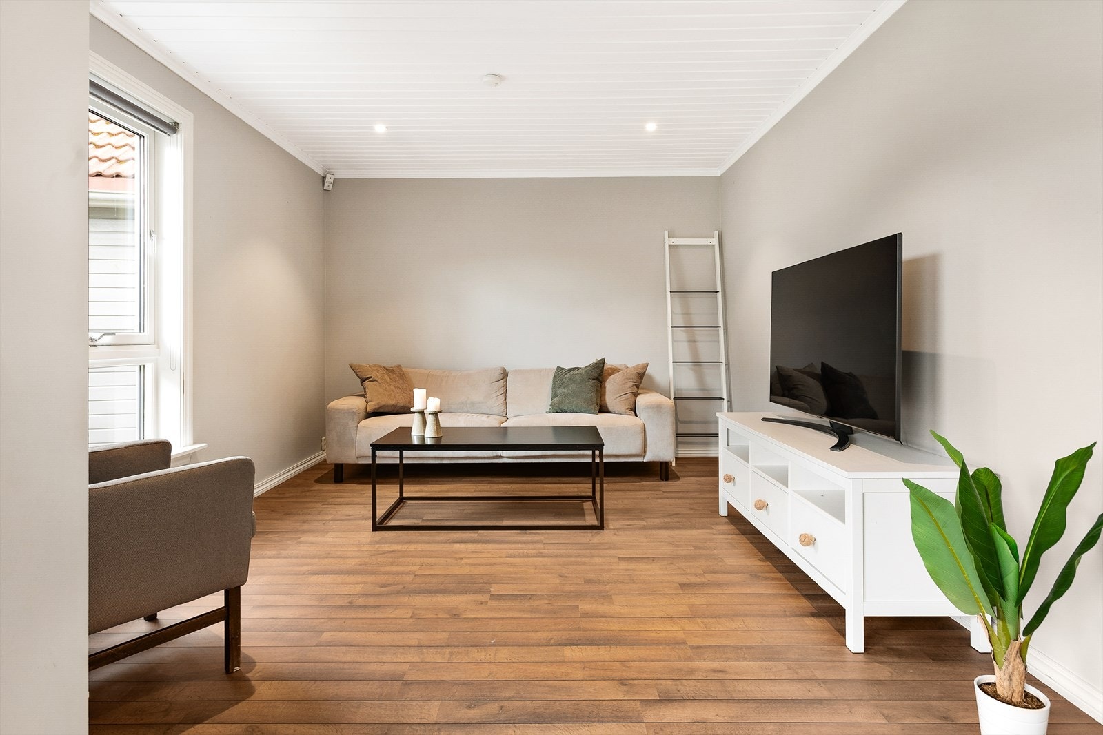 Stuen er et lyst og innbydende oppholdsrom. Her er det god plass til både sofagruppe, TV og stuebord. Galleribilde