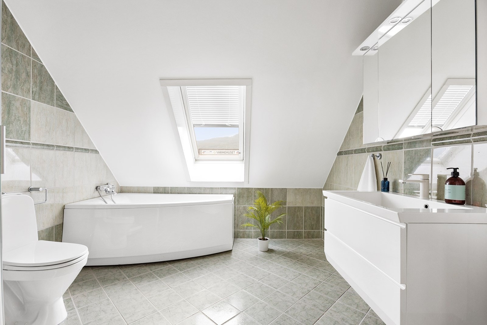 Innredningen består av servant med underskap, speilskap med lys, høyskap, dusjkabinett med skyvedør, frittstående badekar og frittstående toalett. Galleribilde