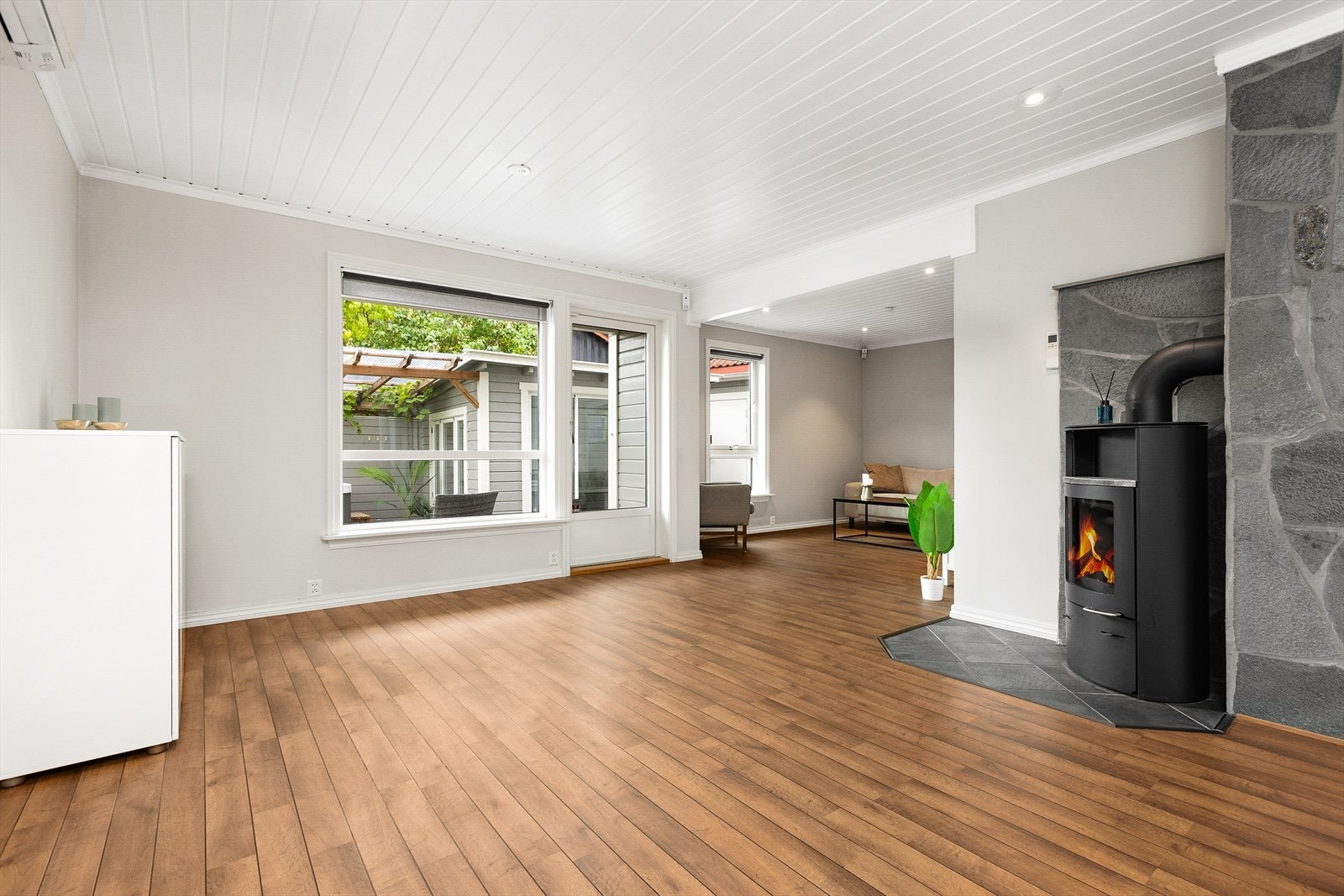 Store vindusflater slipper inn rikelig med dagslys og bidrar til en luftig og trivelig atmosfære. Galleribilde