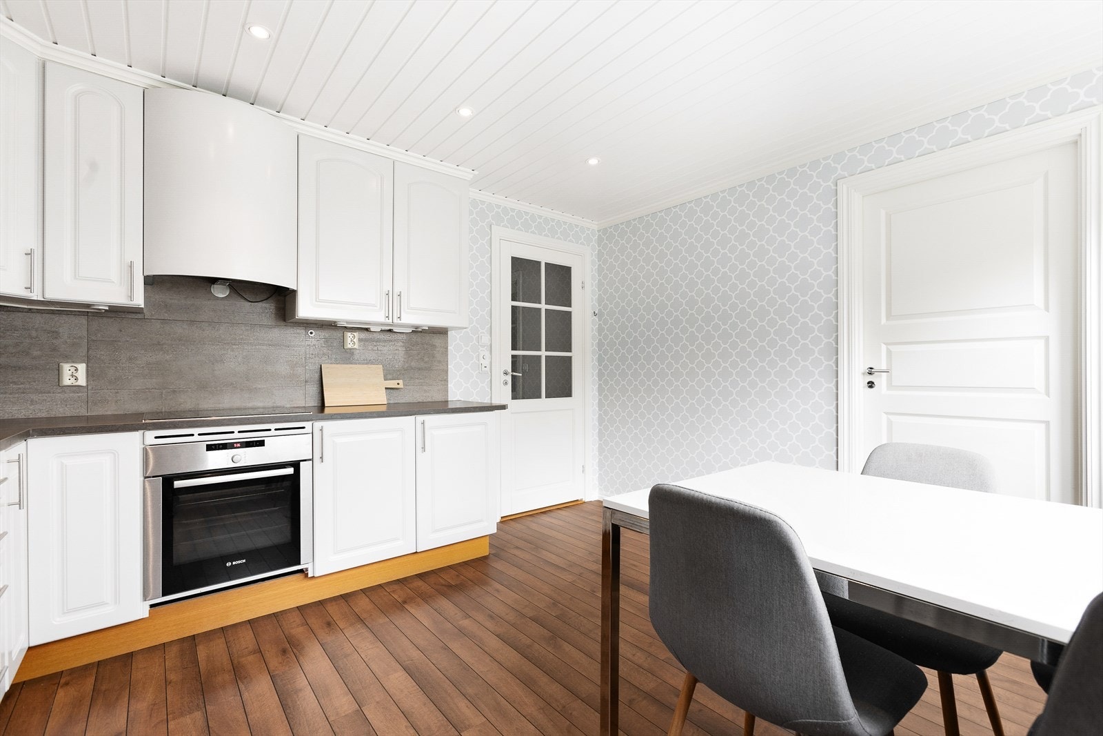 Det er integrerte hvitevarer som stekeovn, induksjonsplatetopp og oppvaskmaskin, tillegg til et frittstående kjøle- og fryseskap. Det er kun de integrerte hvitevarene på kjøkkenet som medfølger. Galleribilde