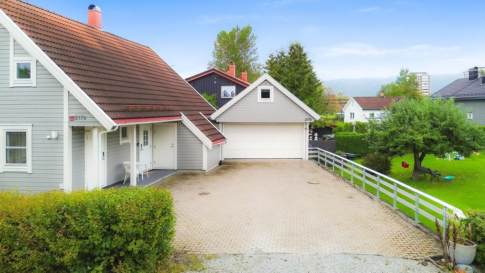 Boligen har garasje med el-bil lader. Galleribilde