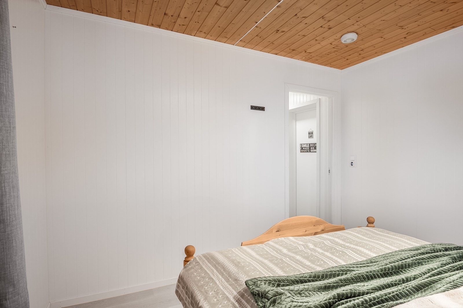 Rommet har enstavs laminat på gulv med deilig gulvvarme og lysmalte overflater. Galleribilde