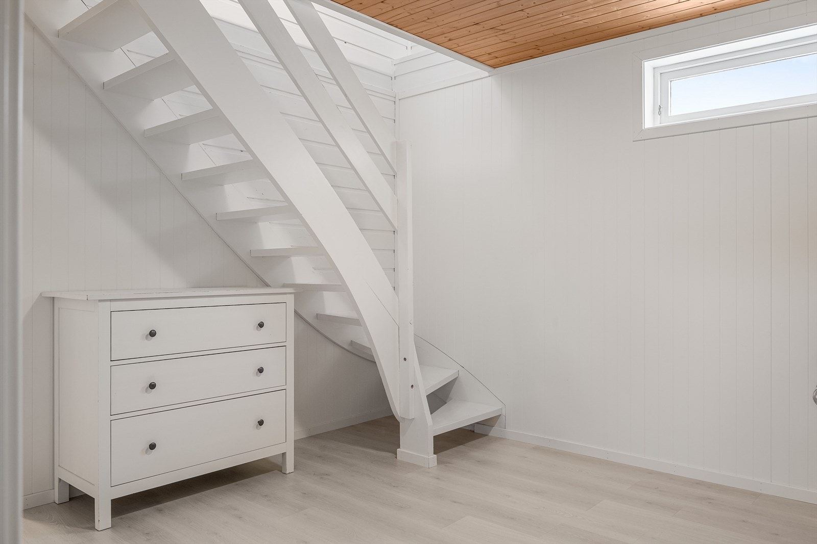 Gang/trapperom med lys laminat på gulv og lysmalte overflater. Galleribilde