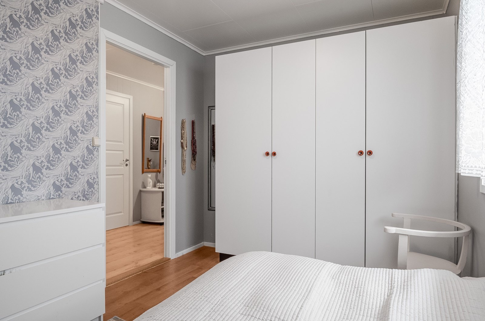 På soverommet er det plass til dobbeltseng med tilhørende nattbord, samt god oppbevaringsplass i flere garderobeskap. Galleribilde