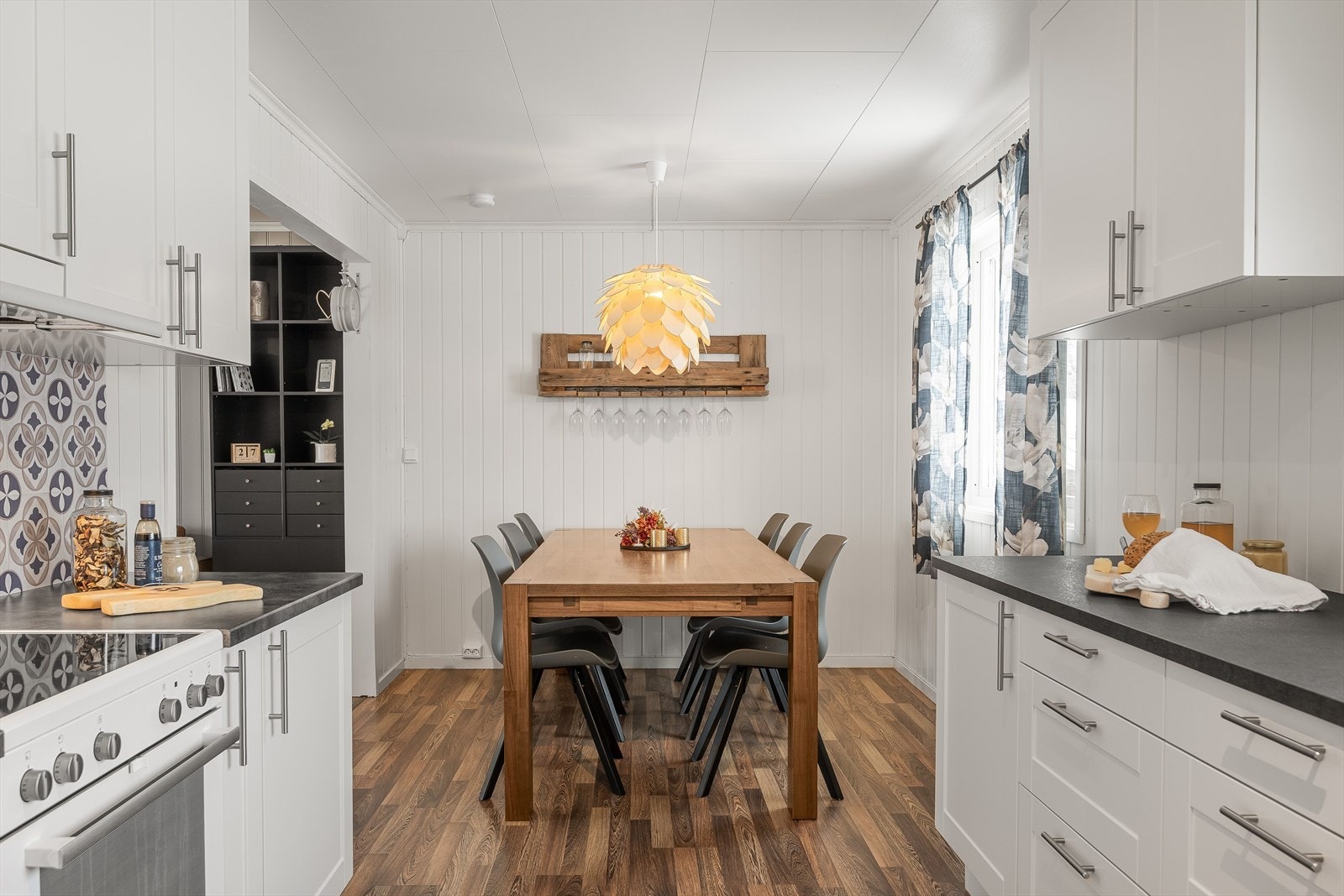 I tilknytning til kjøkkenet har du plass til et spisebord som gjør at også kjøkkenet blir et naturlig oppholdsrom og samlingspunkt. Galleribilde