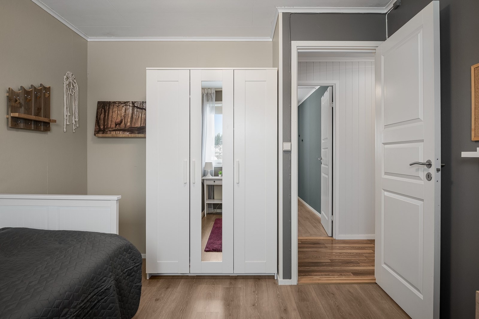 Soverom 2 har også oppbevaringsplass i medfølgende garderobeskap. Galleribilde