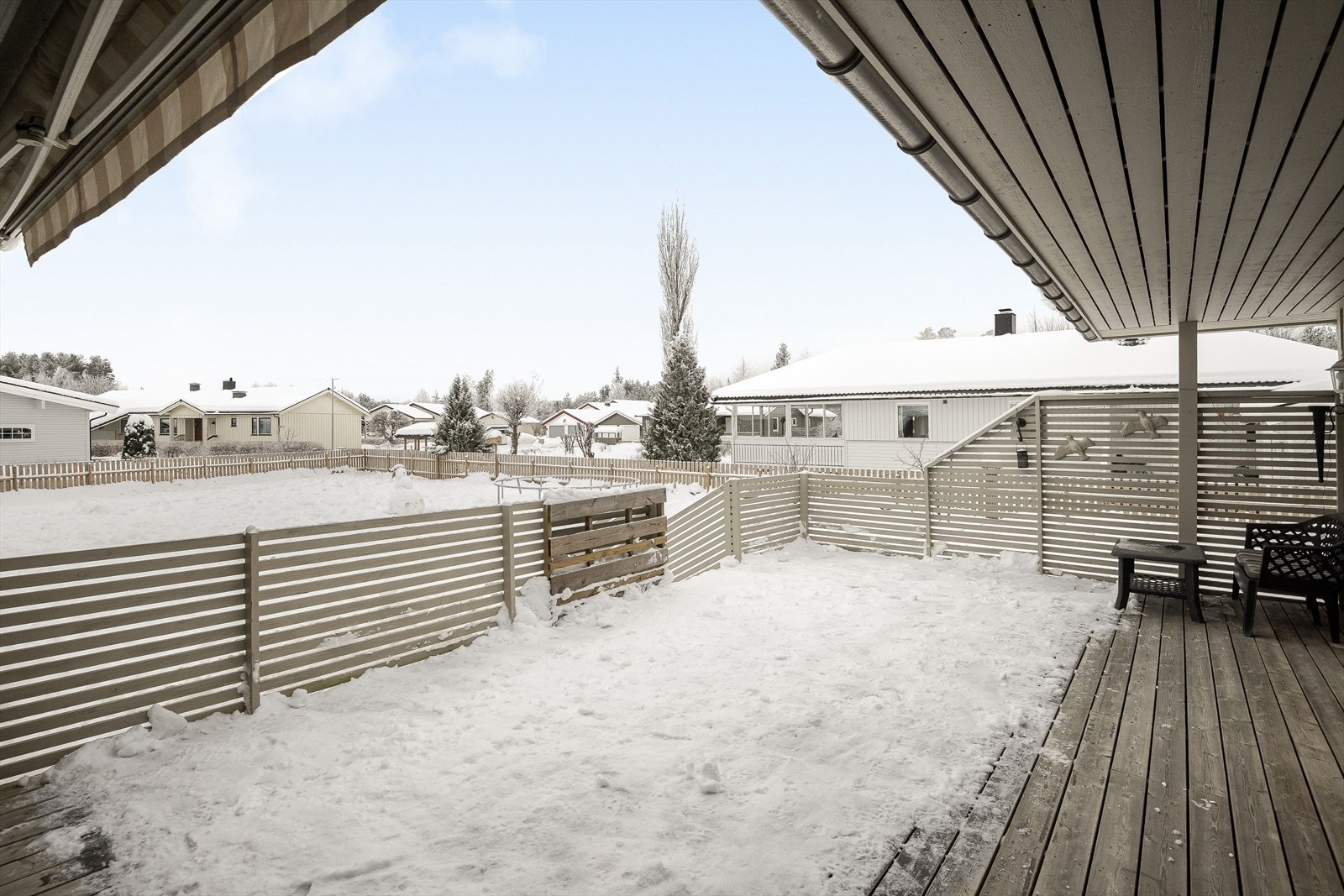 Her har du en stor og solrik terrasse på ca. 36m² mot sydvest. Terrassen ble oppgradert i ca. 2015 med nye impregnerte terrassebord og rekkverk som er beiset- malt. Galleribilde