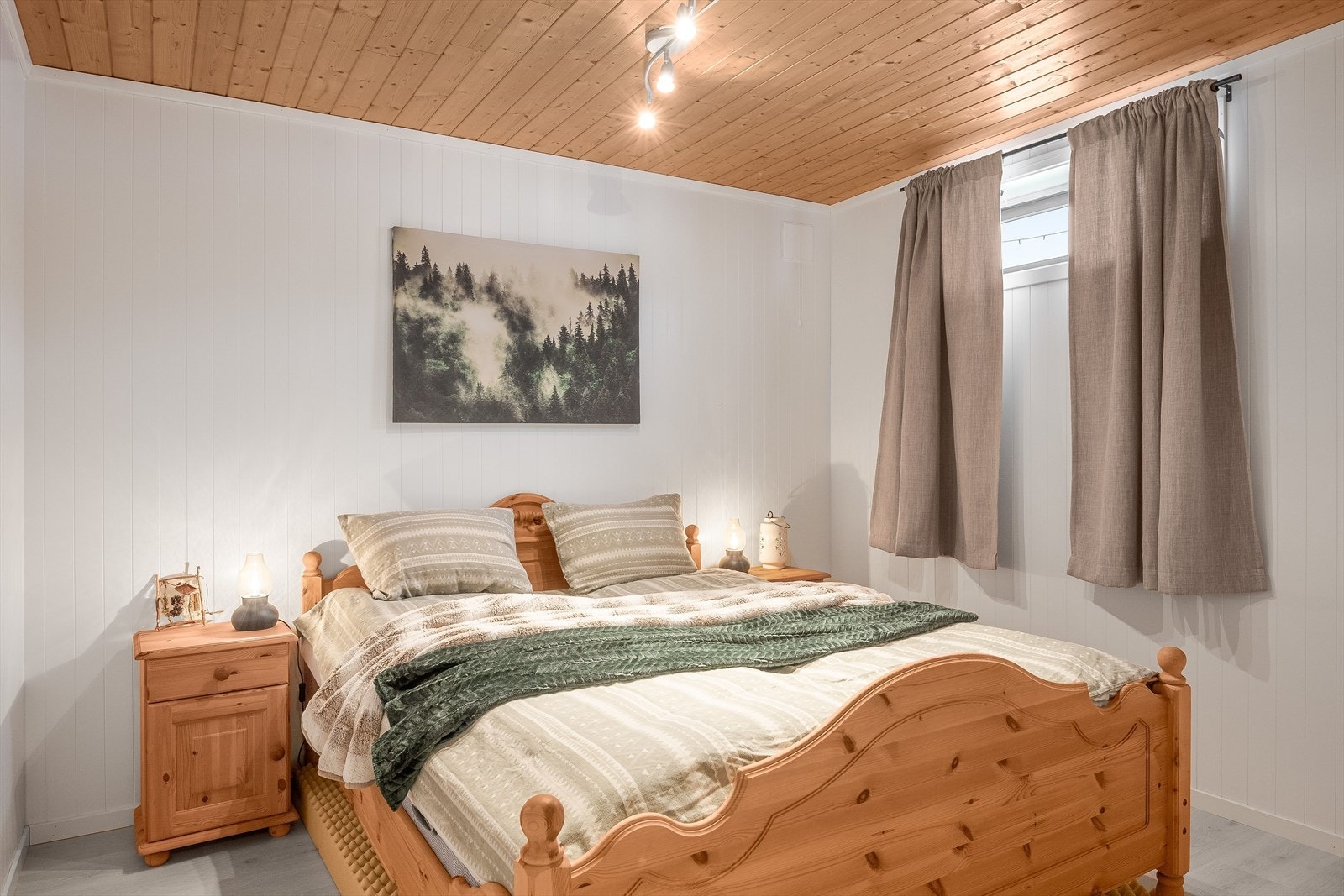 Rom i kjelleren innredet som soverom 4. Det gjøres oppmerksom på at rommet ikke er godkjent som rom for varig opphold. Galleribilde