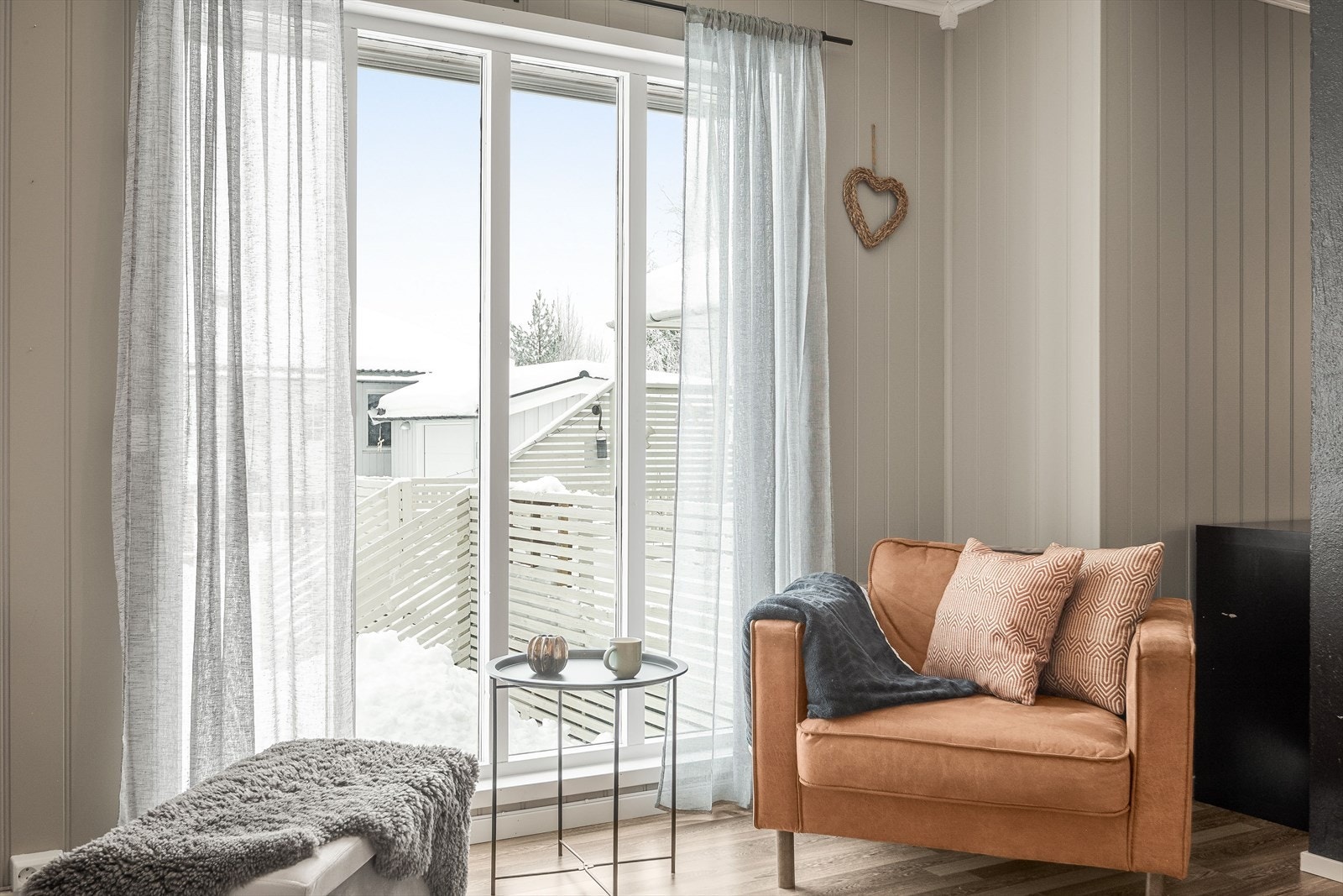 Stuen er det naturlige oppholdsrommet i boligen, og er et stort, lyst og hyggelig rom. Galleribilde