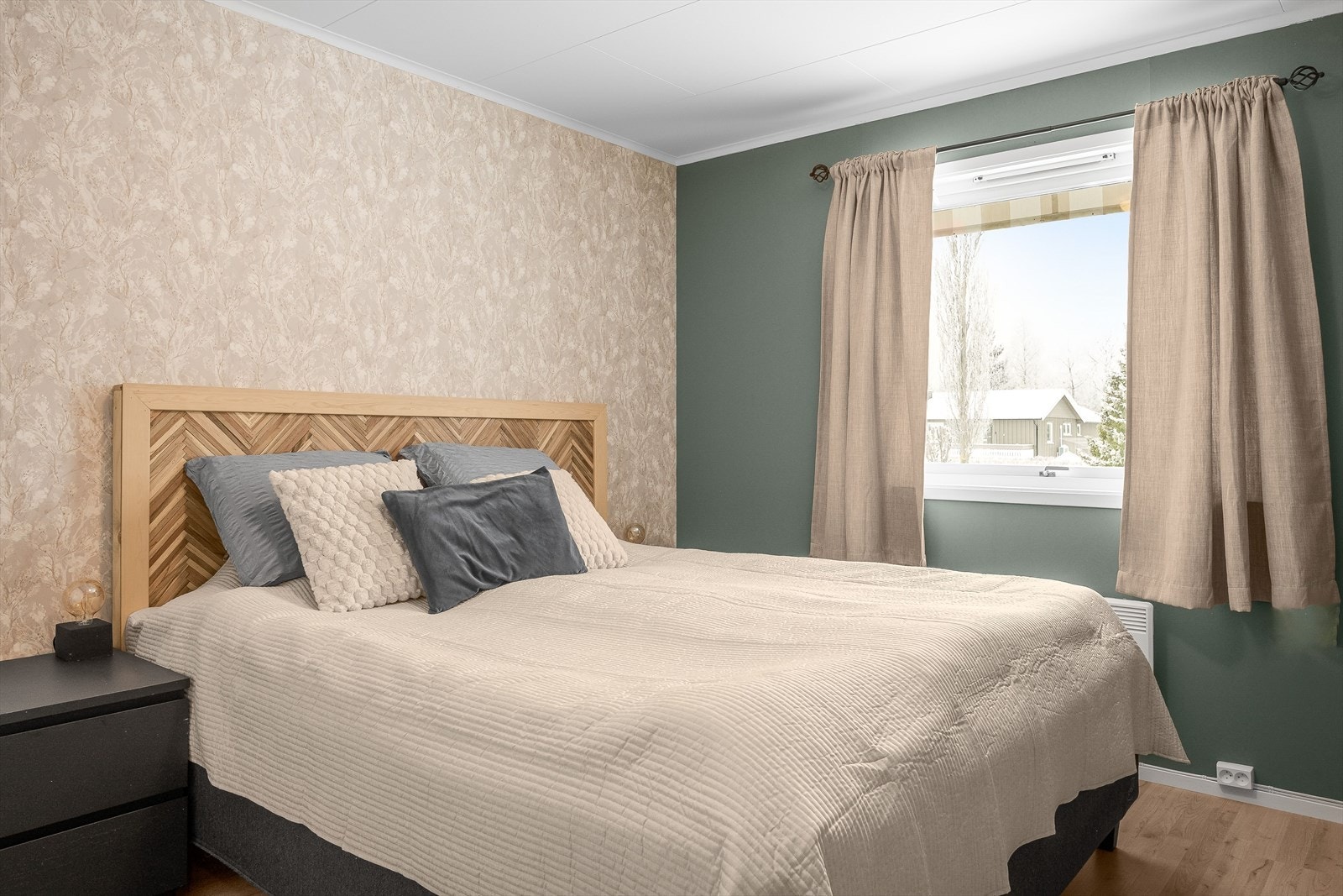 Soverom 1 er i dag innredet som et fint hovedsoverom. På soverommet er det naturlig plass til dobbeltseng med tilhørende nattbord. Galleribilde