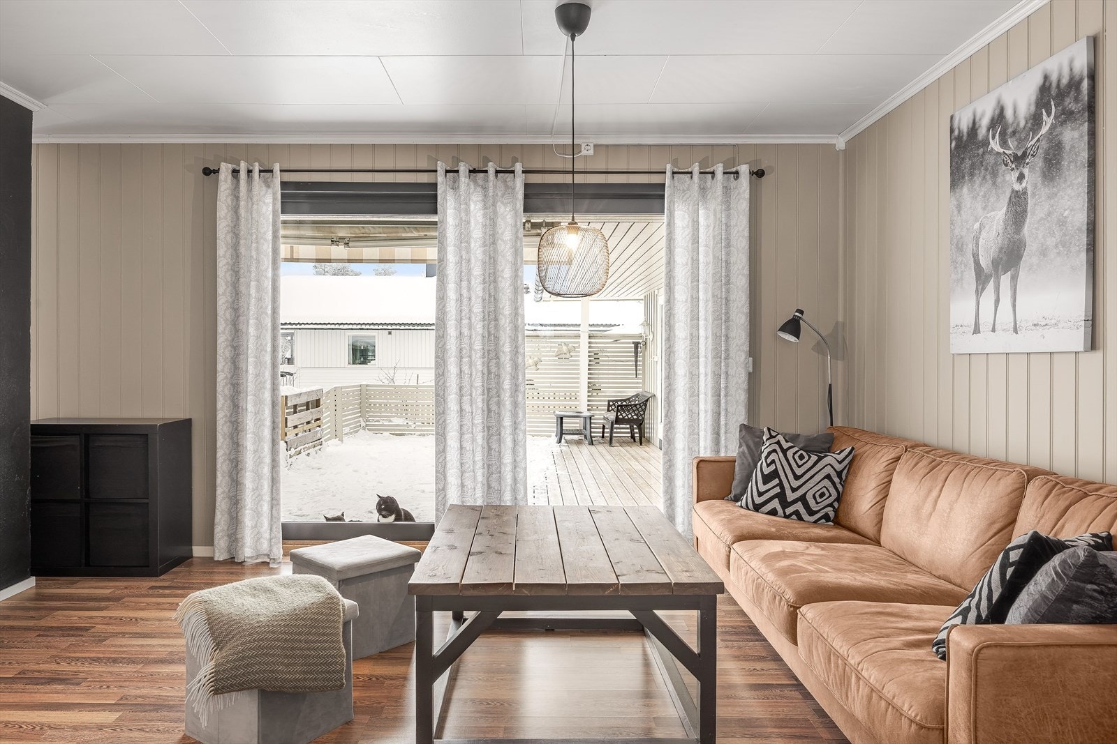 I stuen er det en stor skyvedør ut til terrassen som blir en naturlig forlengelse av stuen på sommerstid. Galleribilde