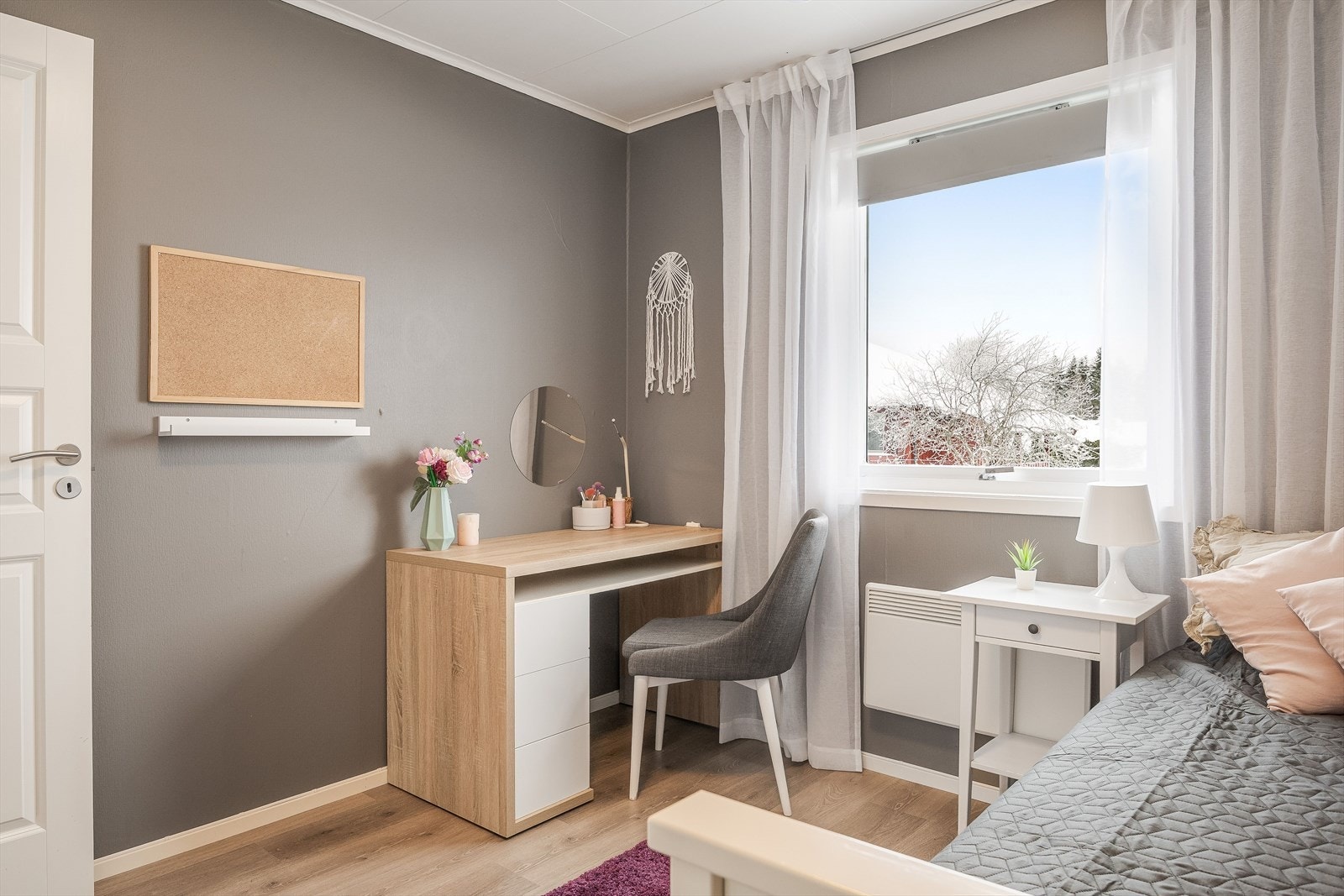 Alle tre soverommene i hovedetasjen har blitt pusset opp i 2018 og 2022. Galleribilde