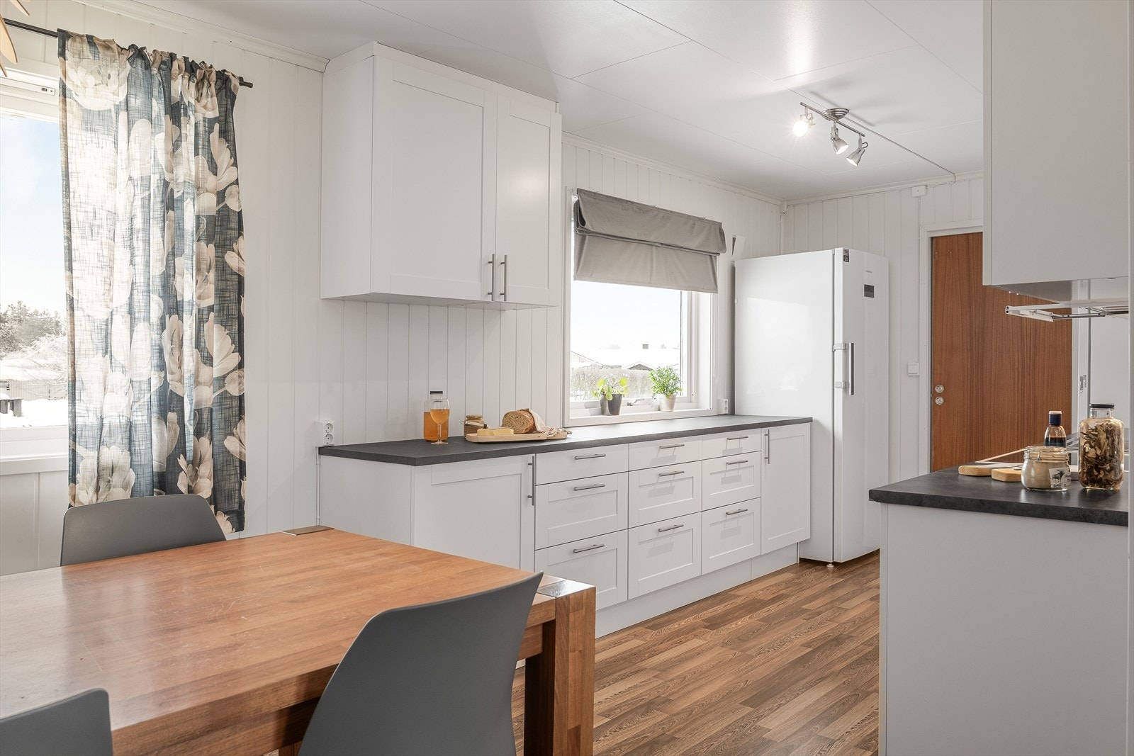 Kjøkkenet ligger i en fin delvis åpen løsning med stuen, adskilt og samtidig åpent og sosialt. Galleribilde