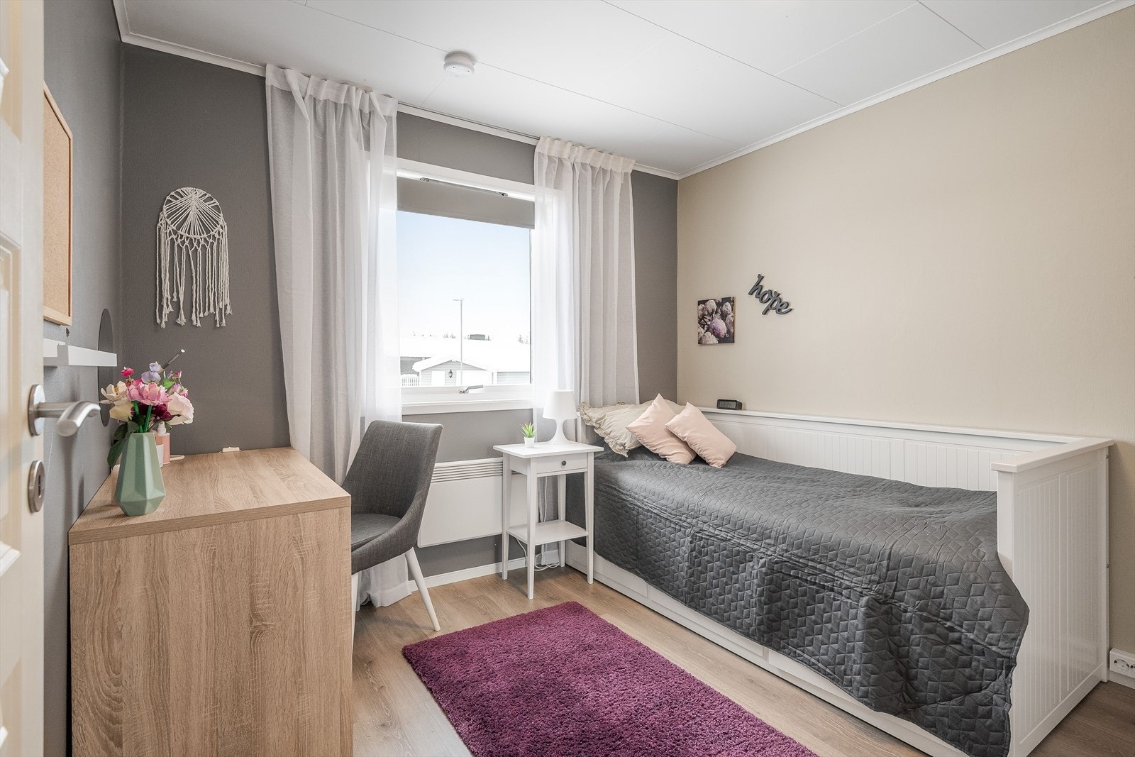 Soverom 2 er det lyst og fint rom med plass til både seng og kontorpult. Galleribilde