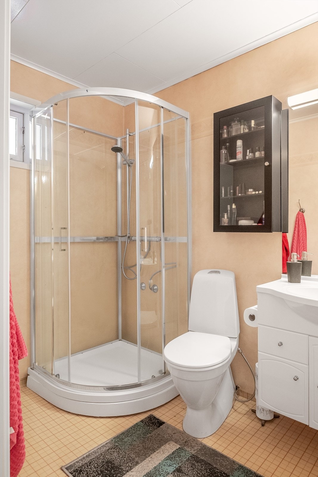 Baderommet ble oppgradert med nytt dusjkabinett i 2024 og nytt gulvstående toalett i 2026. På baderommet er det også plass og opplegg for vaskemaskin/tørketrommel. Galleribilde