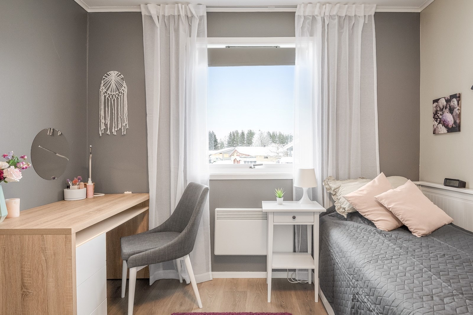 Soverommet har god standard med moderne enstavs laminat på gulv og overflater malt i fine farger. Galleribilde