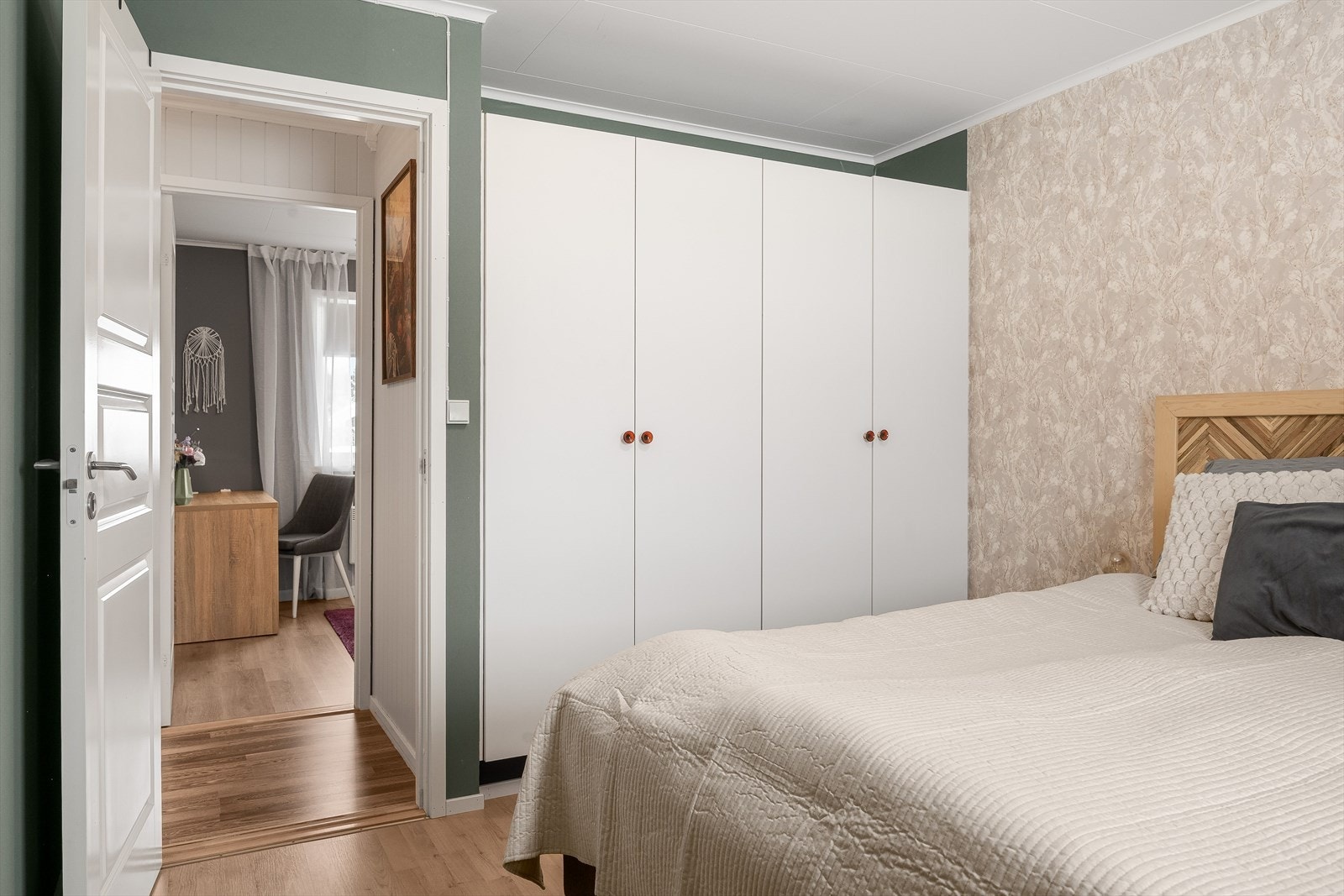 Det er god oppbevaringsplass i flere garderobeskap som medfølger i handelen. Galleribilde