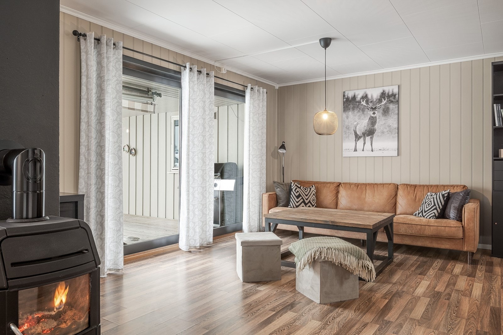 Stuen har flere store vindusflater slipper inn rikelig med naturlig lys. Galleribilde