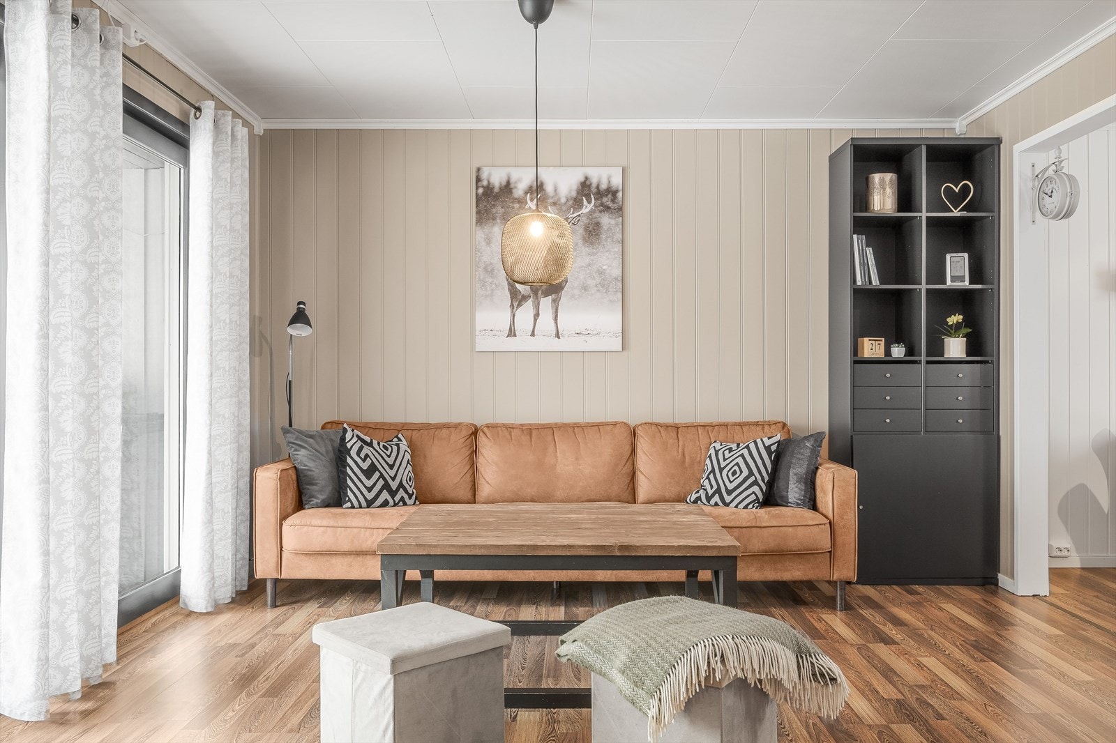 Stuen er romslig og kan fint innredes med ulike soner og flere sittegrupper. Galleribilde