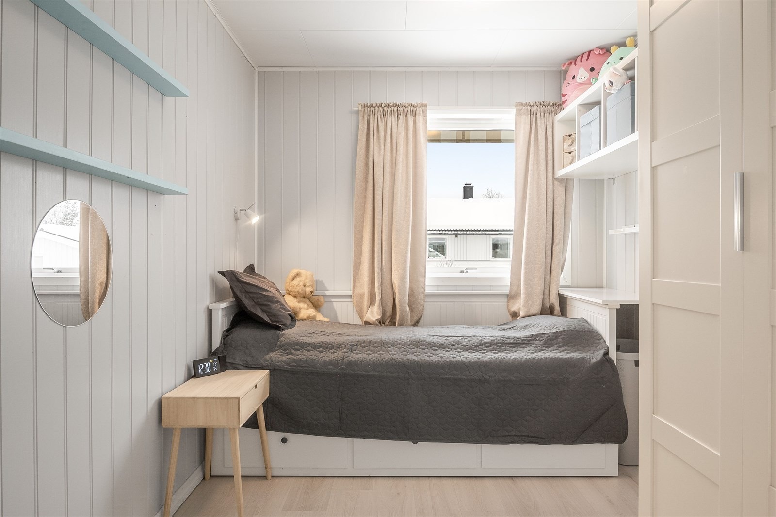 Soverom 3 har lyst laminatgulv og lyse panelplater på veggene. Galleribilde