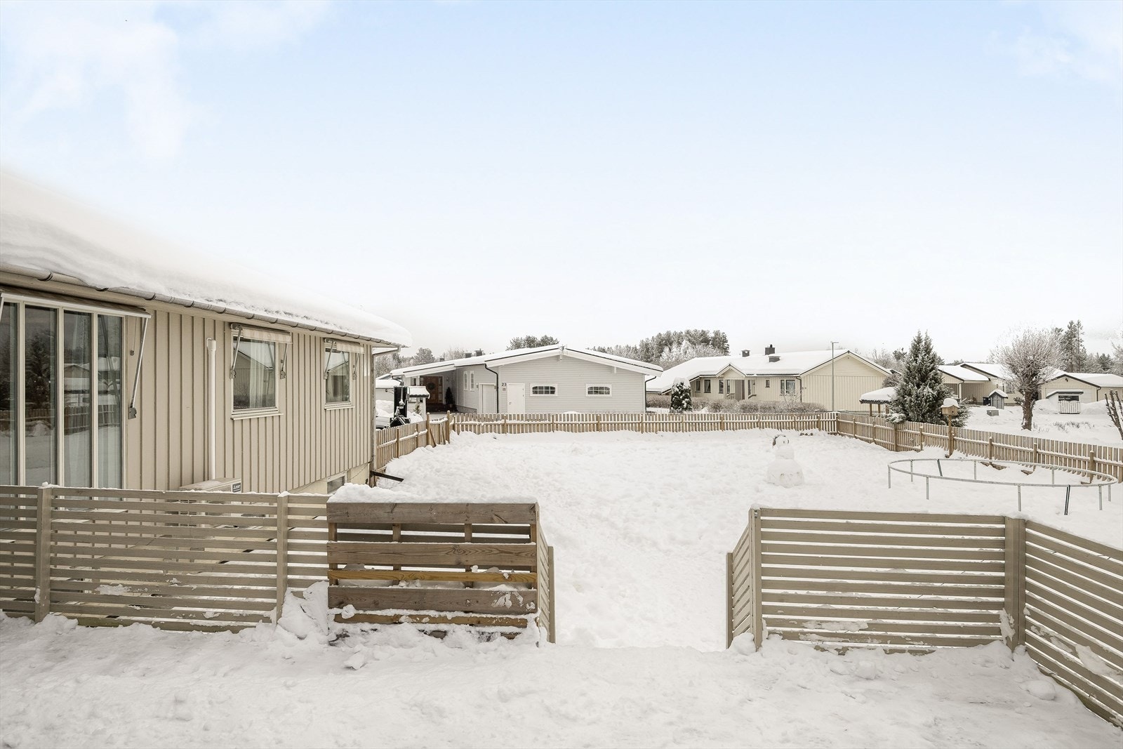 Fra terrassen er det trapp ut til en romslig inngjerdet hage som er opparbeidet med plen. Her er det god boltringsplass for både to- og firebeinte! Galleribilde