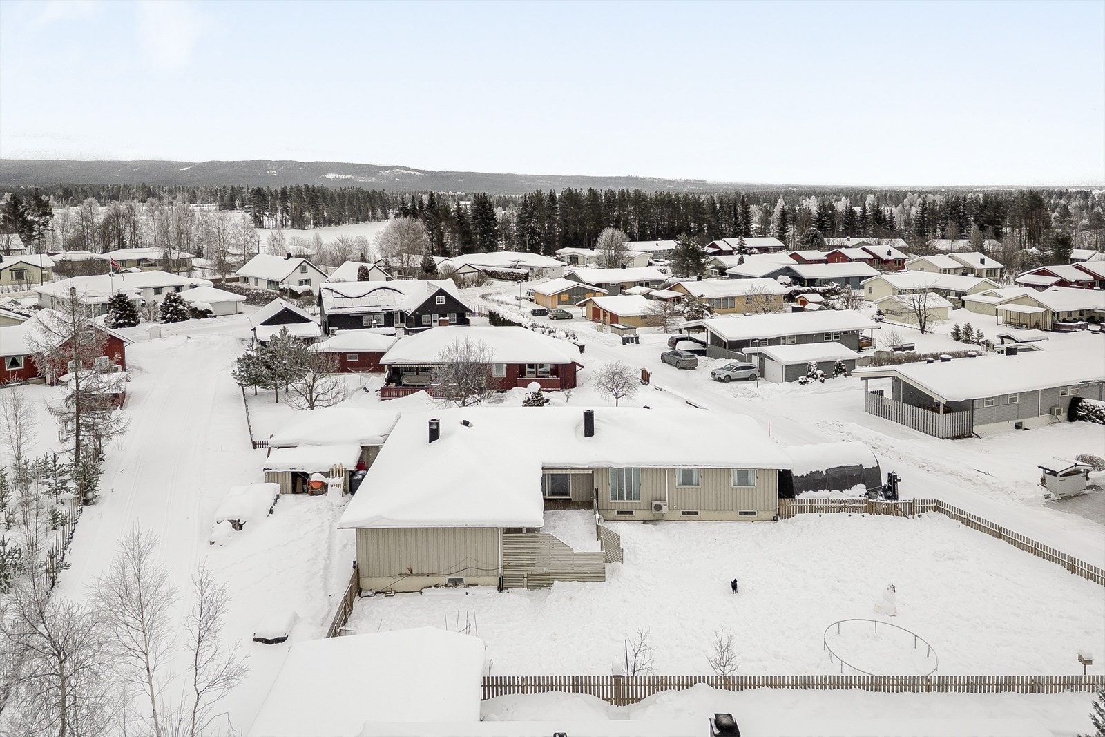 Eiendommen er også bebygd med en garasje på 26m² fra 1982. Eiendommen ligger i et veletablert, rolig og barnevennlig boligfelt på Vestad. Det er kort vei til skole, barnehage og dagligvarebutikk, samt ca. 3,4 km til Elverum sentrum. Galleribilde
