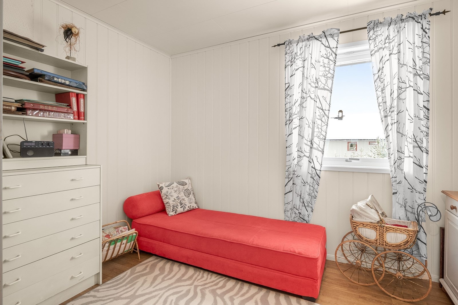 På soverommet er det plass til seng, kontorpult og garderobeløsning - alt etter eget ønske og behov. Galleribilde