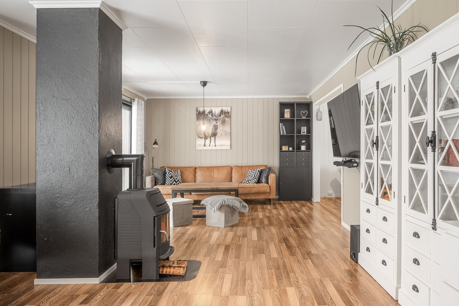 Stuen har god standard med laminat på gulv og panelplater på veggene som er malt i en lys og innbydende farge. Galleribilde