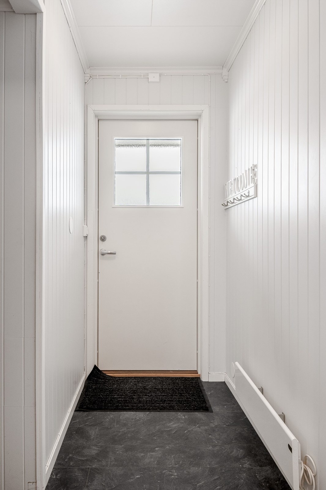 Når du entrer boligen, kommer du inn i en praktisk entré med plass til sko og oppheng av yttertøy. Galleribilde