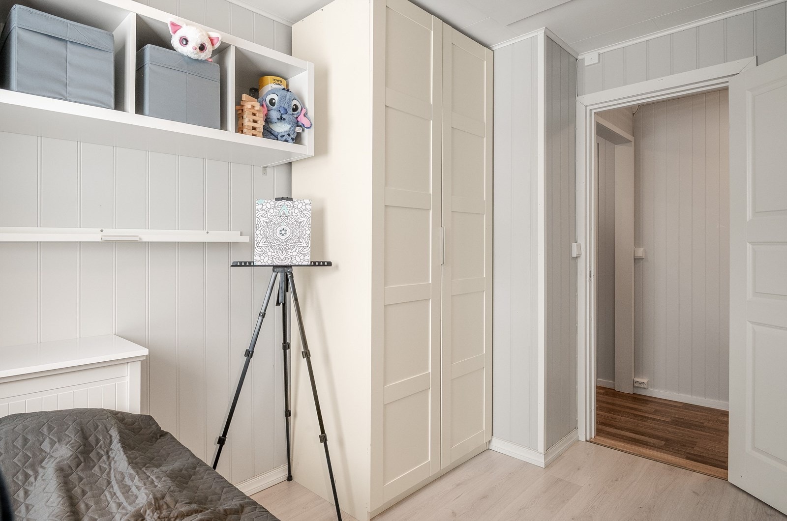 Soverommet er i dag innredet med seng med tilhørende nattbord, vegghengte hyller og garderobeskap. Galleribilde