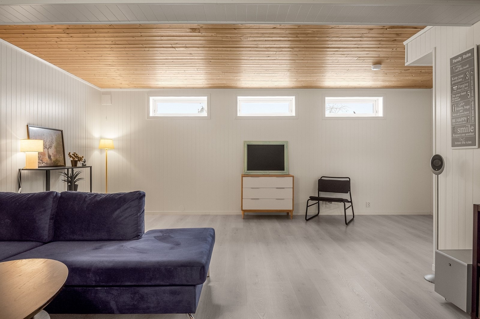 I kjelleren er det en stor og fin kjellerstue. Det gjøres oppmerksom på at rommet ikke er godkjent som rom for varig opphold. Galleribilde