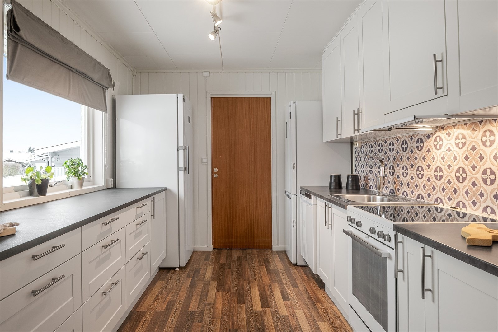 Pen og tidløs kjøkkeninnredning fra Maxbo som var ny i ca. 2015/16. Du har god skap- og benkeplass i innredningen som har takhøye overskap, lyse profilerte fronter og laminert benkeplate med nedfelt oppvaskkum. Galleribilde