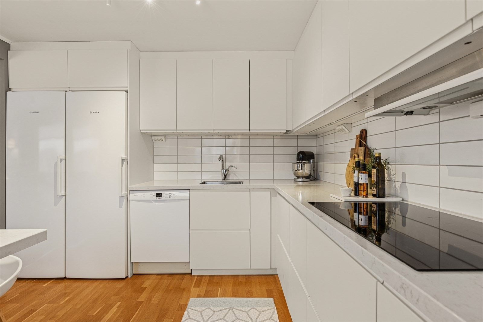 Innredningen består av laminerte fronter og benkeplate av granitt. Galleribilde