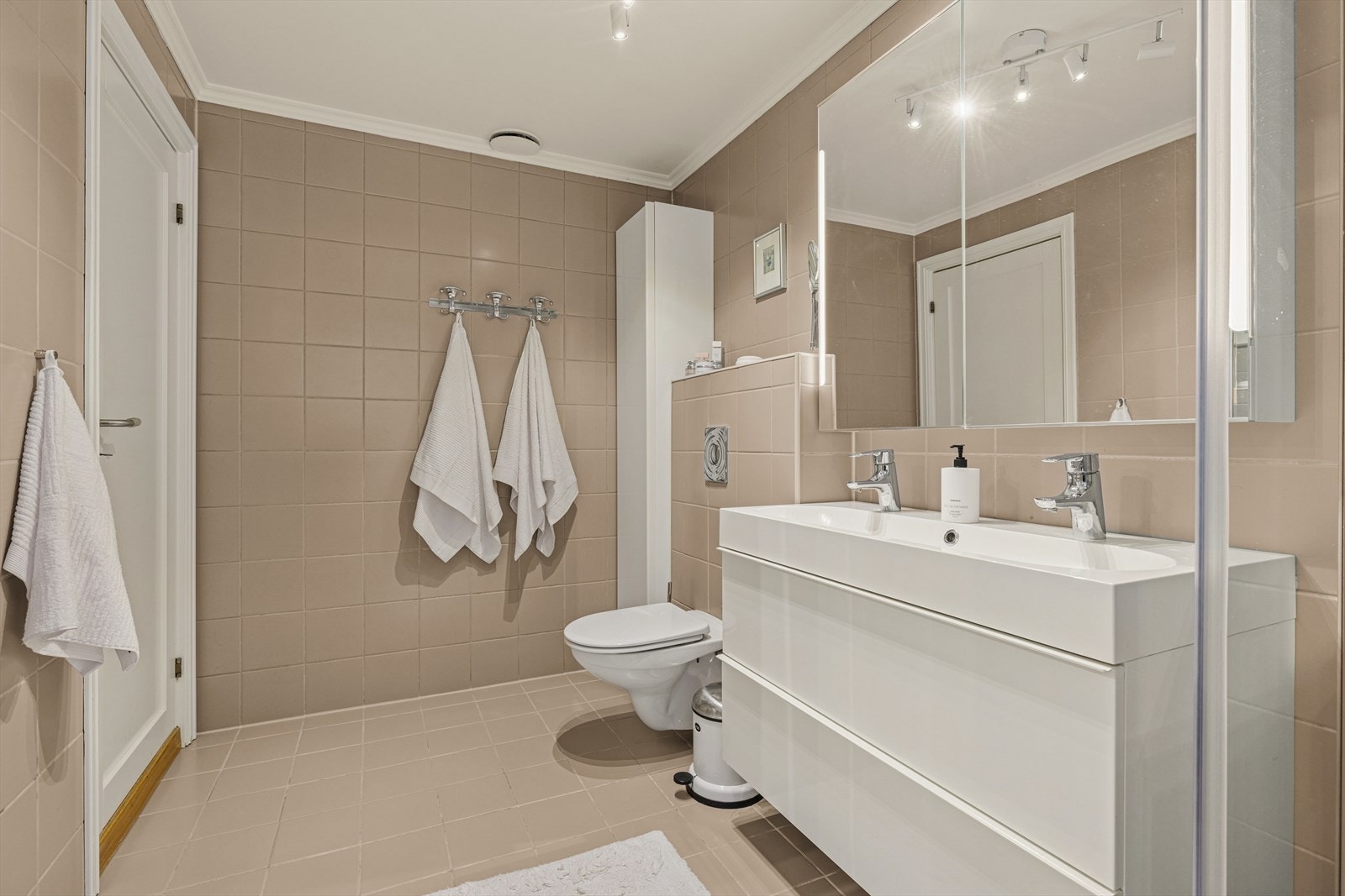 Badet har fliser på både vegger og gulv. Galleribilde