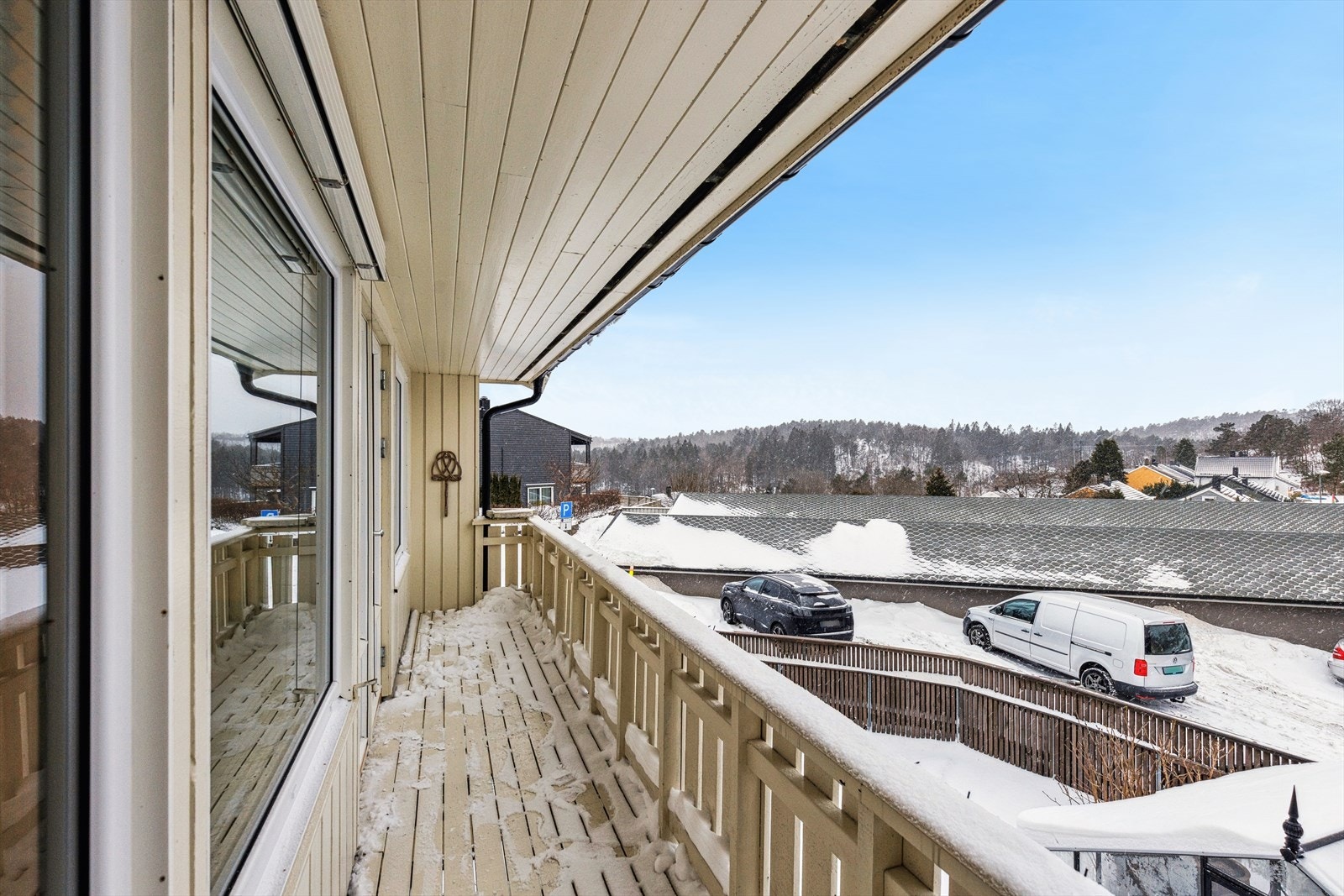 Fra stuen er det dør ut til en overbygget balkong. Galleribilde