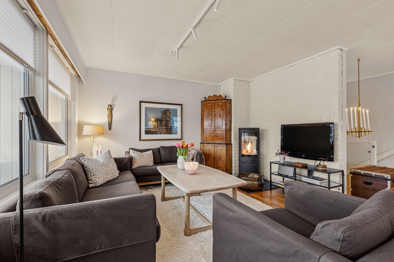 I stuen er det etablert både peisovn og varmepumpe. Galleribilde