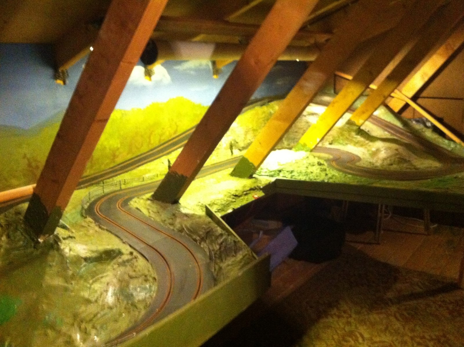 Selgers private bilder av loftet der det bygget bilbane som følger med. Galleribilde