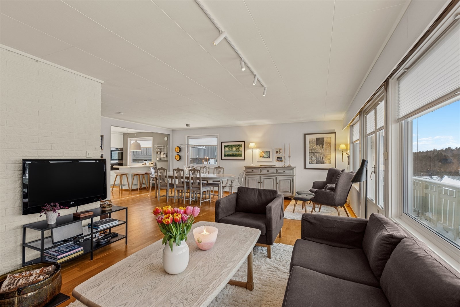 Boligen måler 160 kvm (internt bruksareal) og strekker seg over 2 plan. Galleribilde